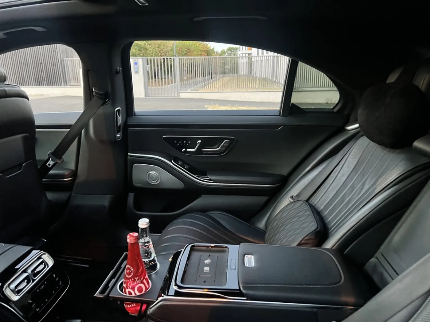Cabine cuir arrière Mercedes Classe S DRIVIGO — tablette, chargeur sans fil, boisson offerte