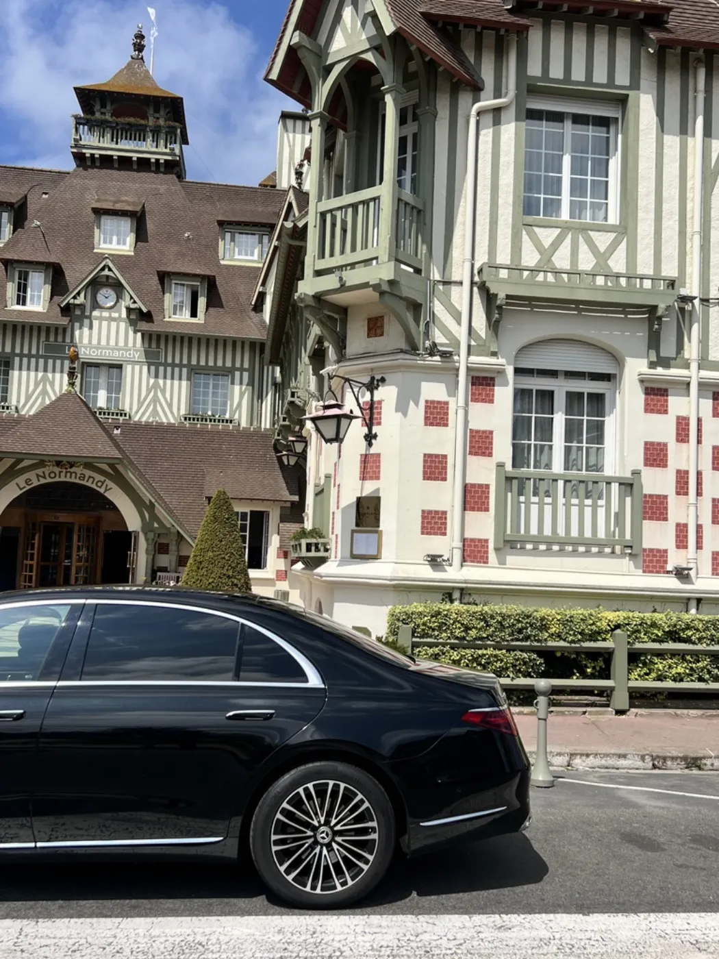 Mercedes Classe S DRIVIGO stationnée devant la façade de l'hôtel Le Normandy à Deauville