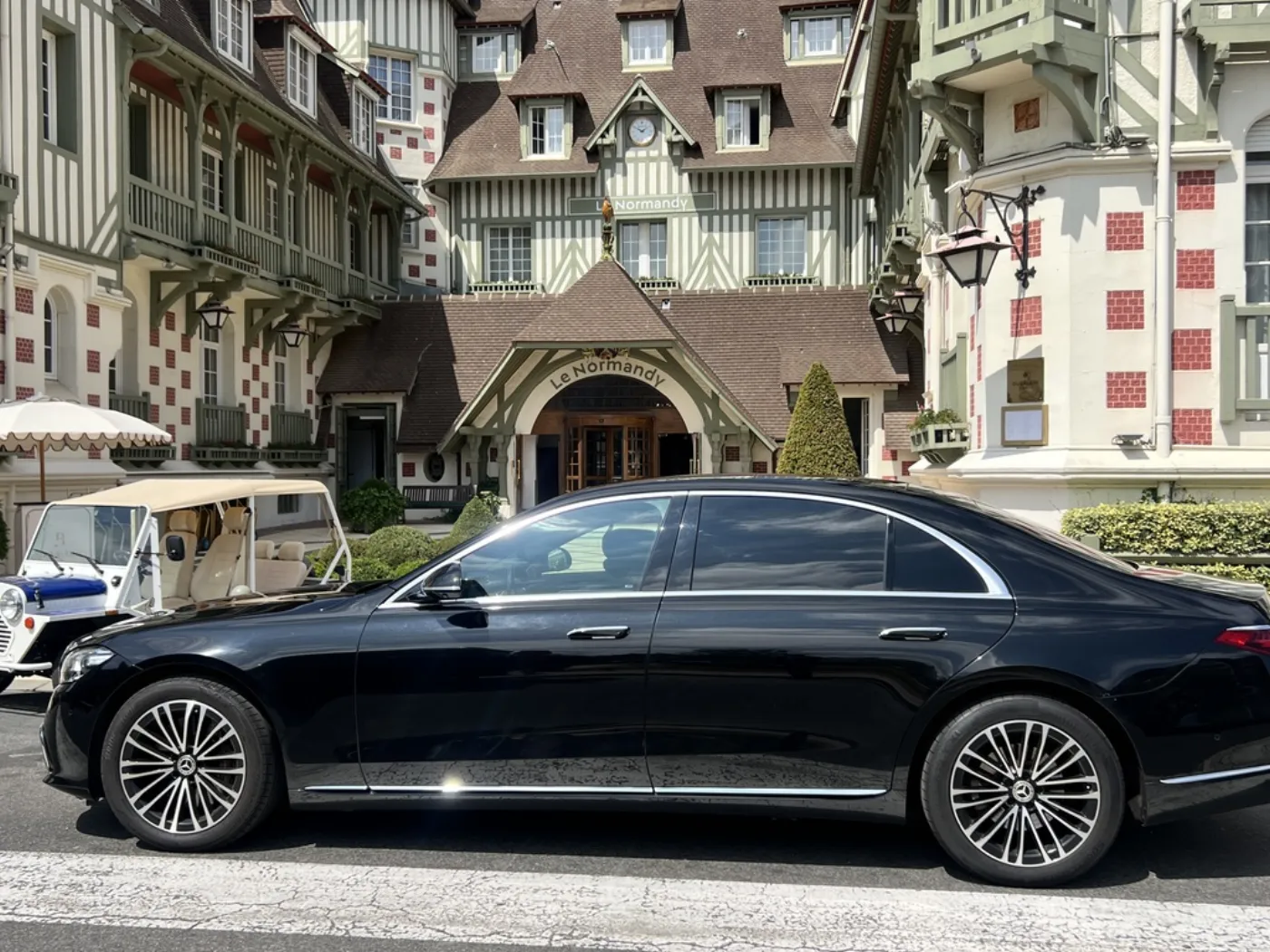 Mercedes Classe S DRIVIGO avec chauffeur devant l'hôtel Barrière Le Normandy à Deauville