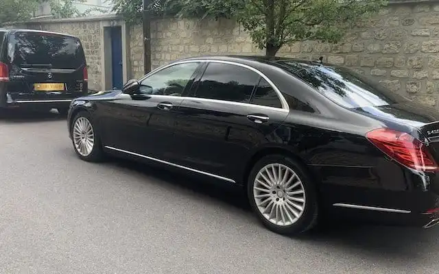 Berline haut de gamme avec chauffeur, photo d’illustration