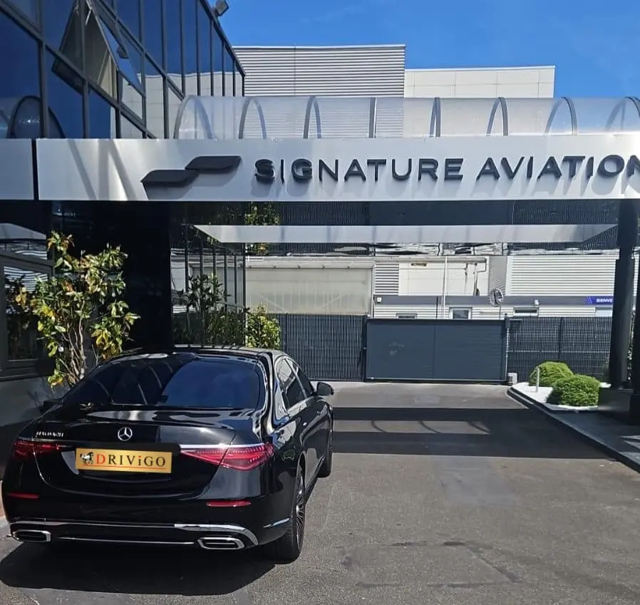 Mercedes-Maybach Drivigo devant Signature Aviation au Bourget — chauffeur privé aviation d'affaires Paris